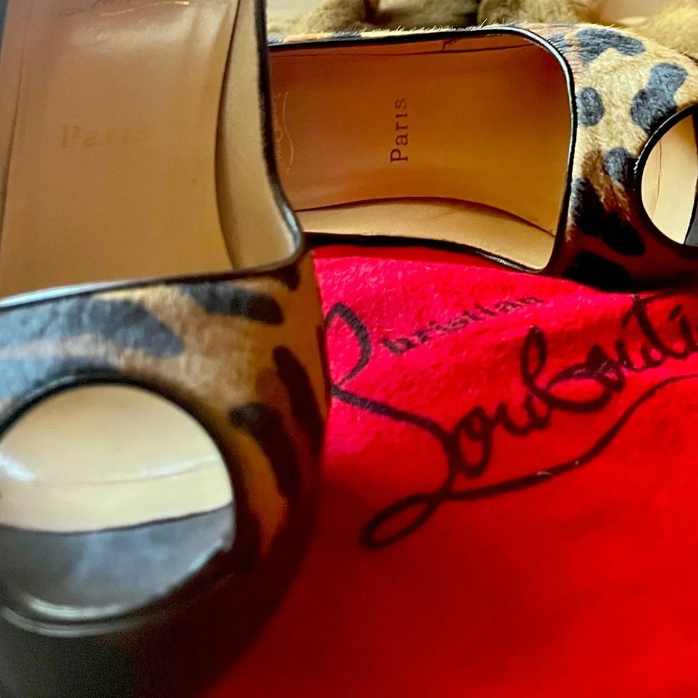 Authentic Christian Louboutin textured leopard print pumps - Picture 2 of 3